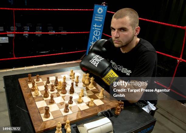 Chess boxing hi-res stock photography and images - Alamy