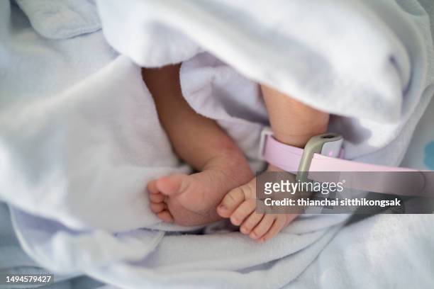 baby - human age,foot of newborn baby on warm blanket. - lettino ospedale foto e immagini stock