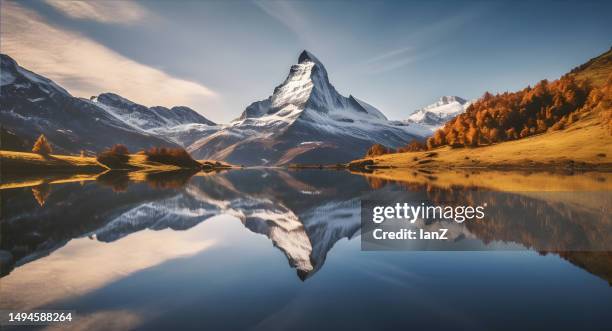 the mountain peaks are reflected in the lake - matterhorn stock-fotos und bilder