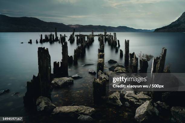 natural scenery mountains rivers blue sky white clouds grass hills roads - blue grass stakes stockfoto's en -beelden