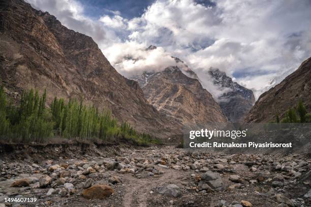 landscape of karakoram range himalayas mountains, gilgit-baltistan, north pakistan. - karimabad hunza stock pictures, royalty-free photos & images