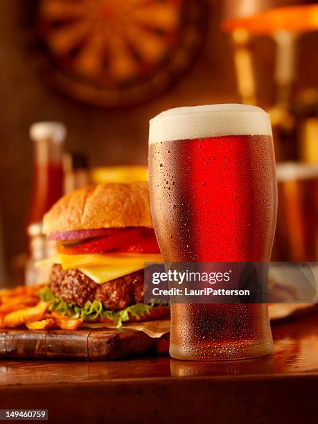 beer and a burger - ale stockfoto's en -beelden