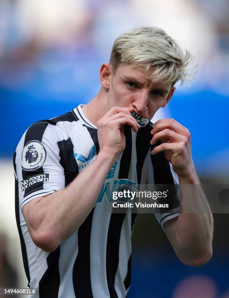 Anthony Gordon of Newcastle United celebrates scoring by kissing his badge during the Premier League match between Chelsea FC and Newcastle United at...