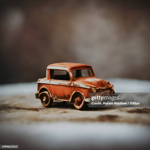 rustic remnants vintage toy cars in macro,yemen - rusty old car fotografías e imágenes de stock