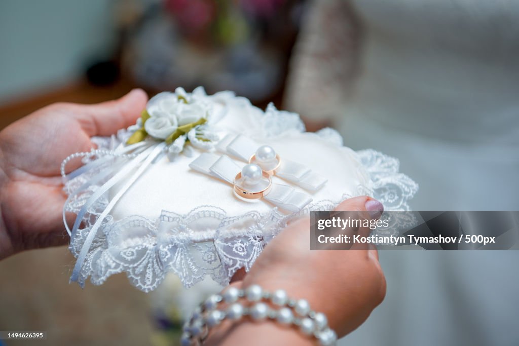 Midsection Of Bride During Wedding Ceremony Foto de stock - Getty Images