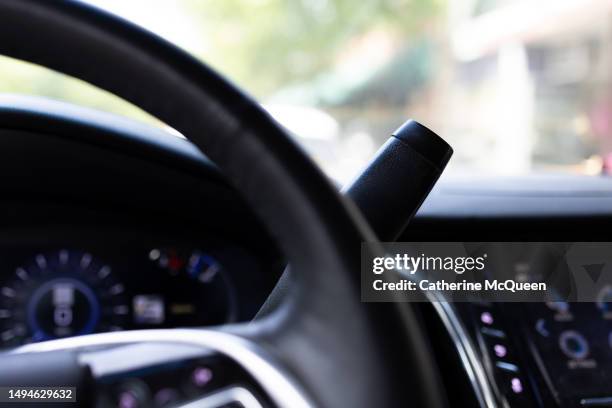 steering wheel & vehicle dashboard - autorijschool stockfoto's en -beelden