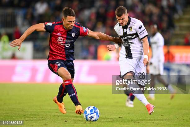 Valentin Mihaila of Parma fights for the possession against Alessandro Di Pardo of Cagliari during the Serie B Playoffs match between Cagliari and...