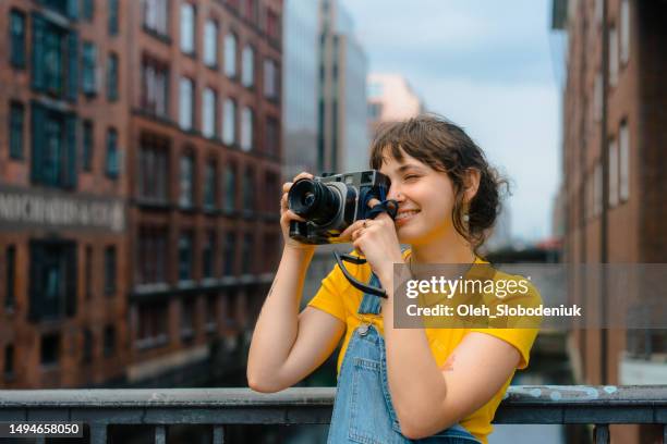 mulher que fotografa na ponte em hamburgo - fotografar - fotografias e filmes do acervo