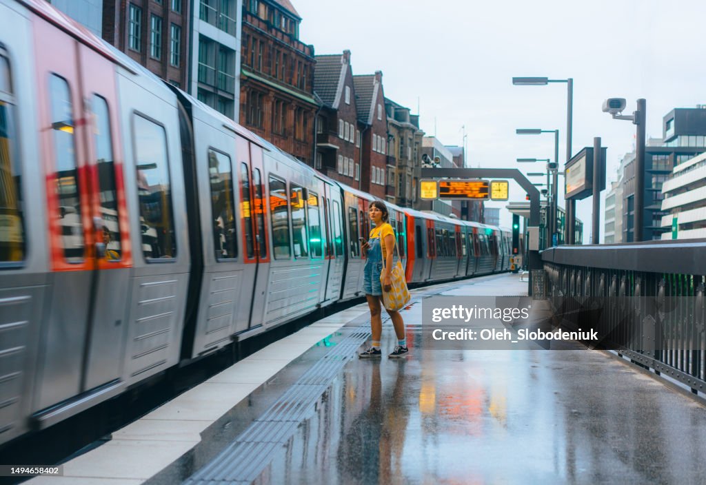 Frau wartet auf den Zug an einer U-Bahn-Station