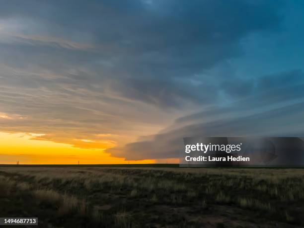 arcus or shelf cloud at sunset on the great plains - supercell stockfoto's en -beelden