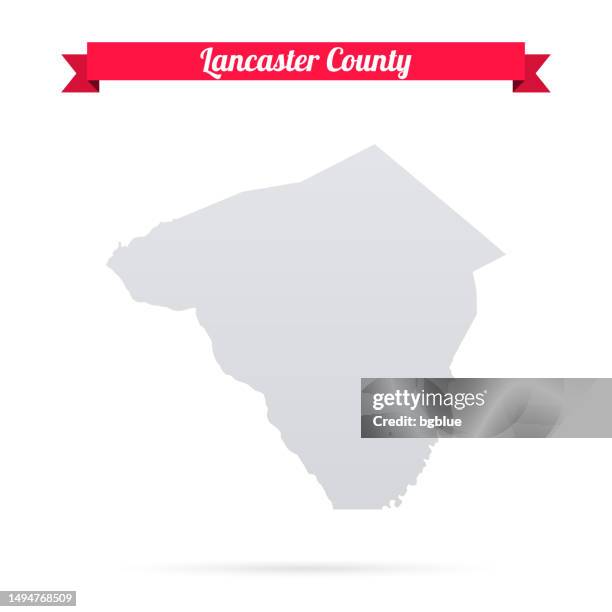 lancaster county, pennsylvania. karte auf weißem hintergrund mit rotem banner - lancaster pennsylvania stock-grafiken, -clipart, -cartoons und -symbole