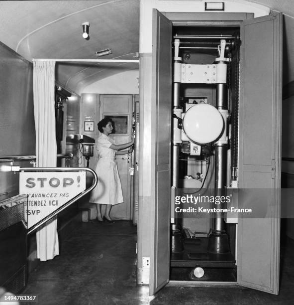 La présentation d'un wagon radiographie à la gare Montparnasse, le 10 avril 1956.
