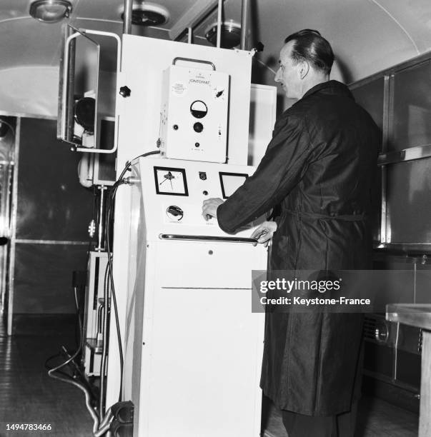 La présentation d'un wagon radiographie à la gare Montparnasse, le 10 avril 1956.