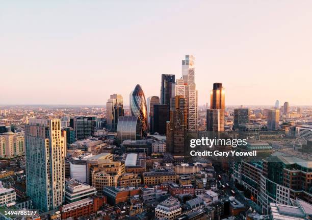 elevated view of london skyline at sunset - la city de londres photos et images de collection