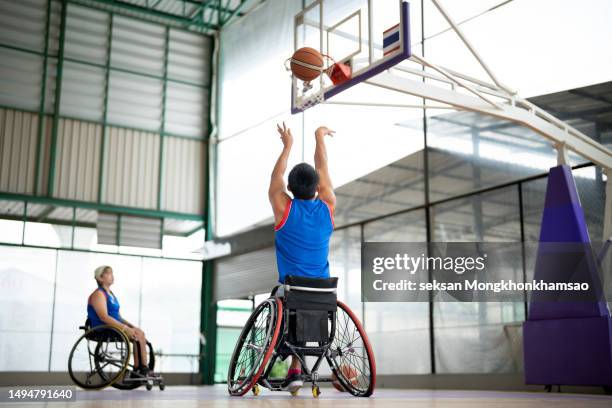 disabled sport men in action while playing basketball at court. - atleta com deficiência imagens e fotografias de stock