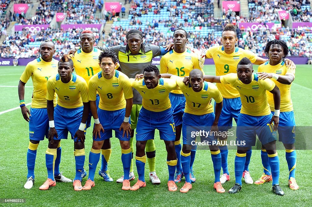 Gabon's players pose for a family pictur