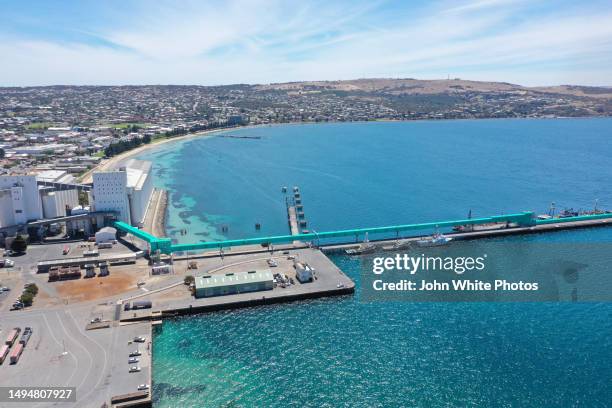 brennan's wharf and silos at port lincoln. shore of boston bay. grain exporting port. eyre peninsula. port lincoln. south australia. - port lincoln stock-fotos und bilder