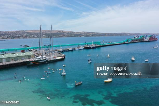 people vs oil. the rainbow warrior from greenpeace joined locals at port lincoln to protest against norweign company equinor from oil drilling in great australian bight. port lincoln. south australia. - port lincoln stock-fotos und bilder