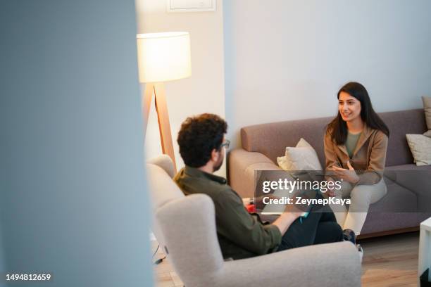young worried woman at therapy with psychologist - turkse etniciteit stockfoto's en -beelden