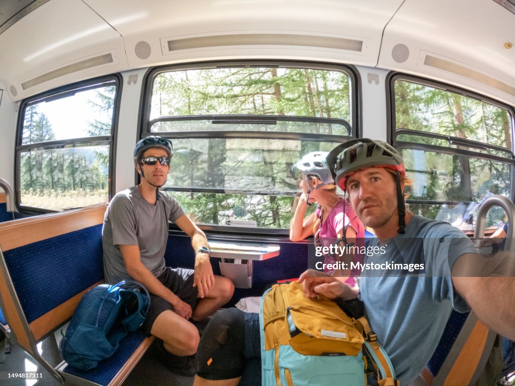 Mountainbiker, die ein Selfie am Zugfenster machen, Blick auf das Matterhorn