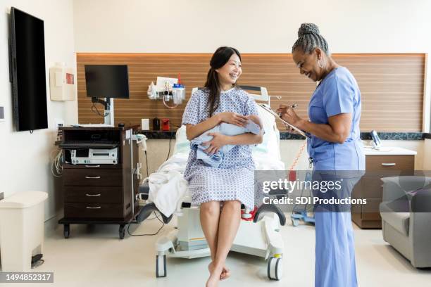 la neomamma sorride mentre parla con la dottoressa - obstetrician foto e immagini stock