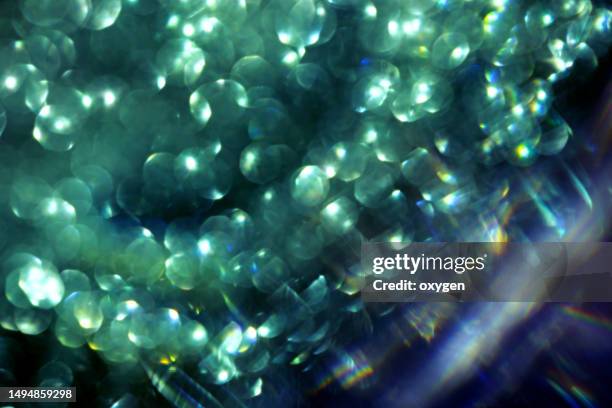 abstract glitter blured green bokeh light background. christmas holiday, new year luxury pattern macro - smaragdgrün stock-fotos und bilder