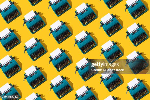 pattern of green retro typewriters, with a blank page, on a yellow background. concept of writing, writer, writing, news, literature and culture. - dictionary page stock-fotos und bilder