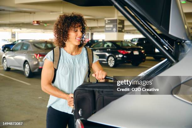junge reisende, auf einem flughafen - etagenparkhaus stock-fotos und bilder
