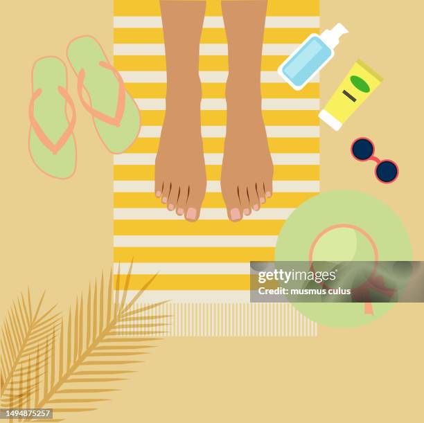 füße auf einem sandstrand - sonnencreme stock-grafiken, -clipart, -cartoons und -symbole