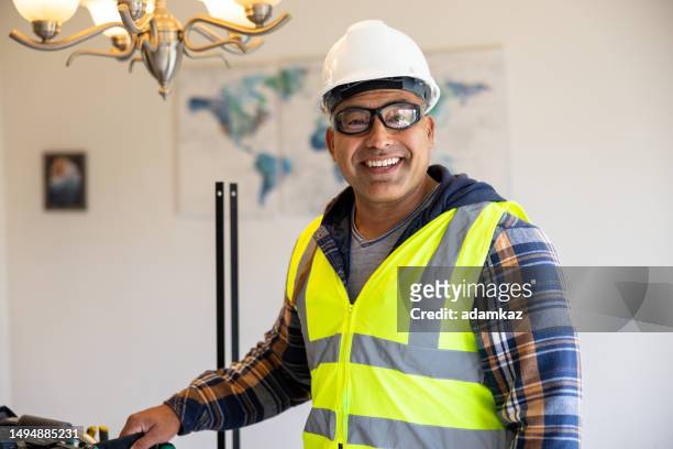 mature hispanic construction leader worker - handyman stockfoto's en -beelden