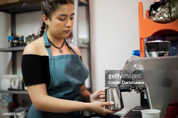 barista preparing beverage - adulto joven stock pictures, royalty-free photos & images