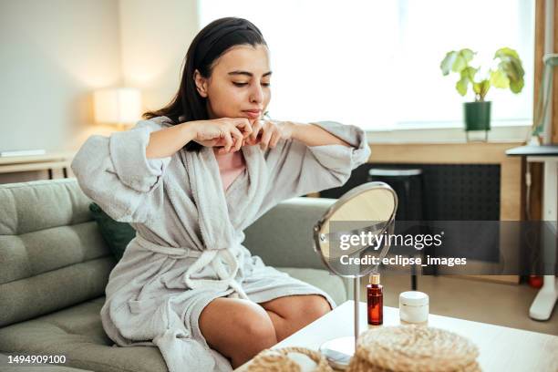 fühlen sie sich jünger - gesichtsmassage stock-fotos und bilder