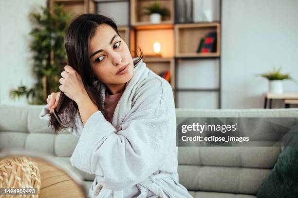 cuidado del cabello. - combing fotografías e imágenes de stock