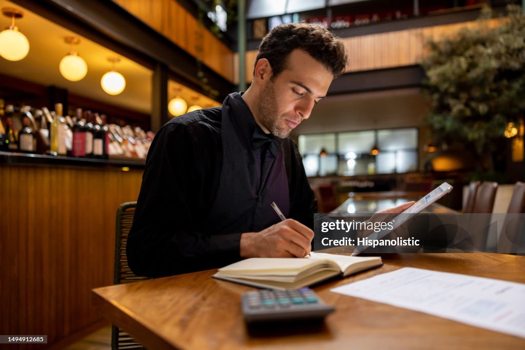 Contabilidad exitosa de un empresario en un restaurante