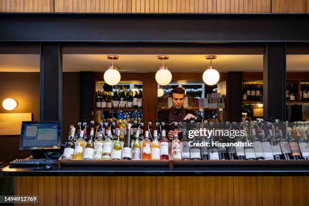 sommelier che versa un bicchiere di vino in una cantina - wine bar foto e immagini stock