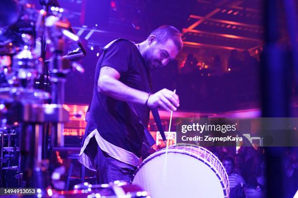 männlicher musiker, der schlagzeug mit schlägel spielt - percussion mallet stock-fotos und bilder