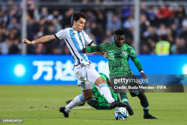 Federico Redondo of Argentina battles for the ball with Jude Sunday of Nigeria during the FIFA U-20 World Cup Argentina 2023 Round of 16 match...