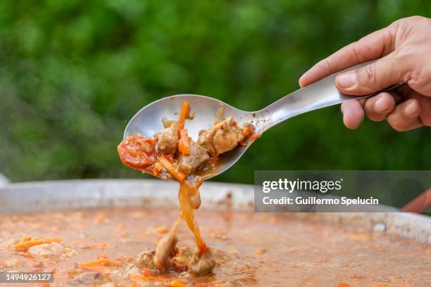 hand of a chef mixing ingredients of a spanish paella - chef smelling food stock-fotos und bilder