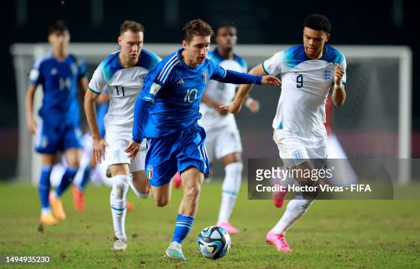 Harvey Vale and Dane Scarlett of England compete for the ball with Tommaso Baldanzi of Italy during a FIFA U-20 World Cup Argentina 2023 Round of 16...