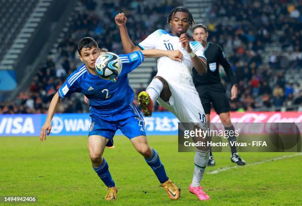 Carney Chukwuemeka of England and Mattia Zanotti of Italy battle for the ball during a FIFA U-20 World Cup Argentina 2023 Round of 16 match between...
