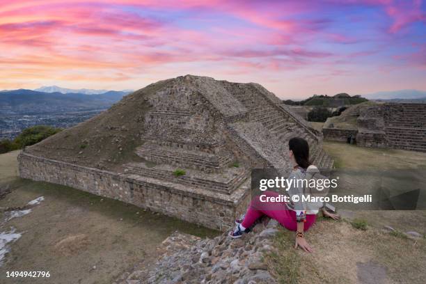 tourist woman looking at view at monte alban archaelogical site, mexico - latin american civilizations - fotografias e filmes do acervo