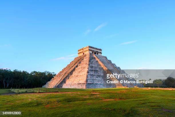 chichen itza archaeological site, mexico - godsdienstige gebouwen stockfoto's en -beelden
