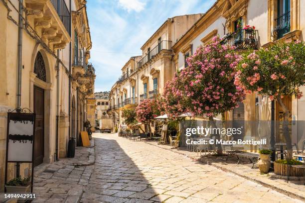 the old town of modica, sicily, italy - uitzicht over stadje stockfoto's en -beelden