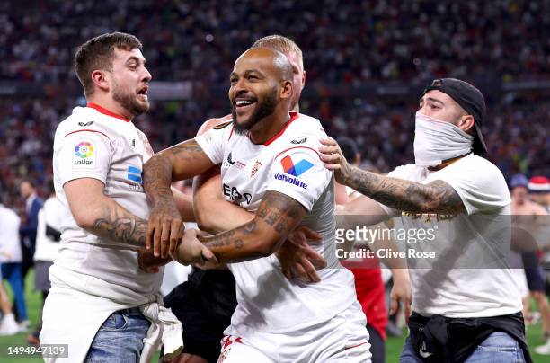 Marcao of Sevilla FC celebrates with fans after Gonzalo Montiel of Sevilla FC scores the team's fourth penalty in the penalty shoot out during the...