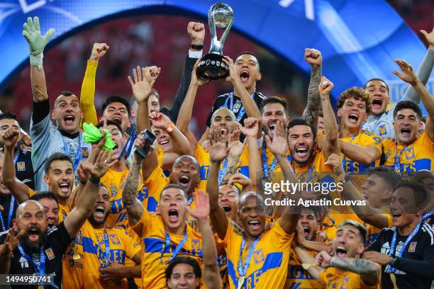 Guido Pizarro of Tigres lifts the trophy with teammates after the victory in the final second leg match between Chivas and Tigres UANL as part of the...