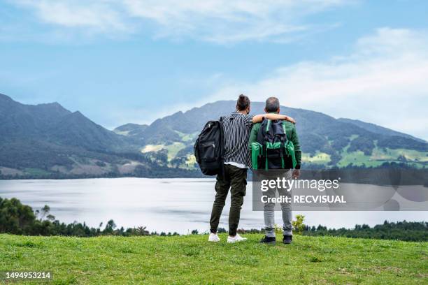 turisti latini con zaino in fondo al lago di montagna - lake bottom foto e immagini stock