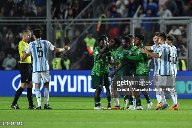 Players of Nigeria argues with players of Argentina during the FIFA U-20 World Cup Argentina 2023 Round of 16 match between Argentina and Nigeria at...