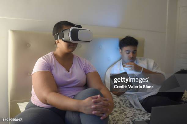 couple in room using technology - ipad blanc stock pictures, royalty-free photos & images