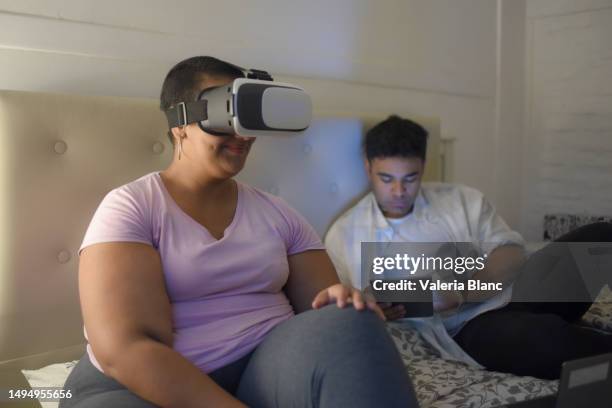 couple in room using technology - ipad blanc stock pictures, royalty-free photos & images