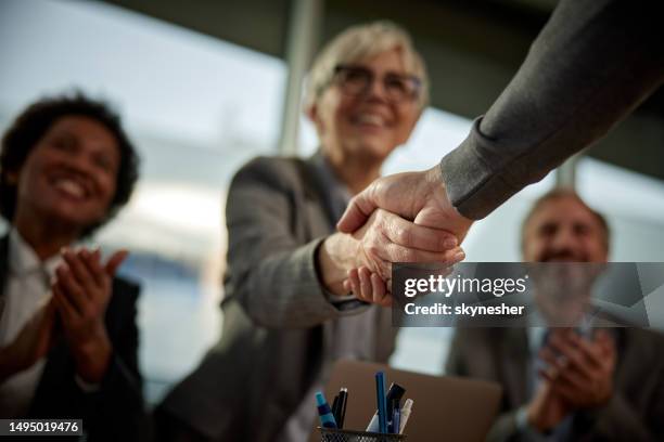 félicitations pour l’entrevue d’emploi réussie! - rencontre organisée photos et images de collection